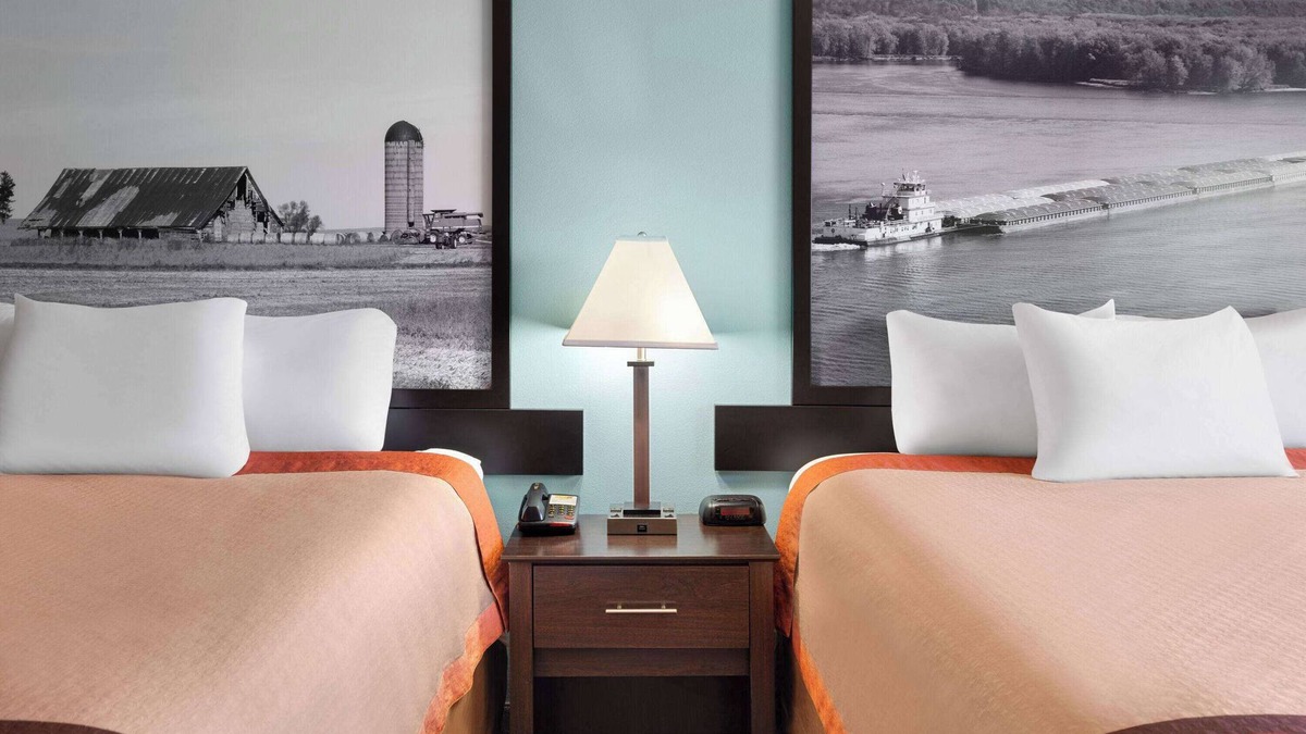Dyersville Hotel | Super 8 by Wyndham Dyersville near Field of Dreams