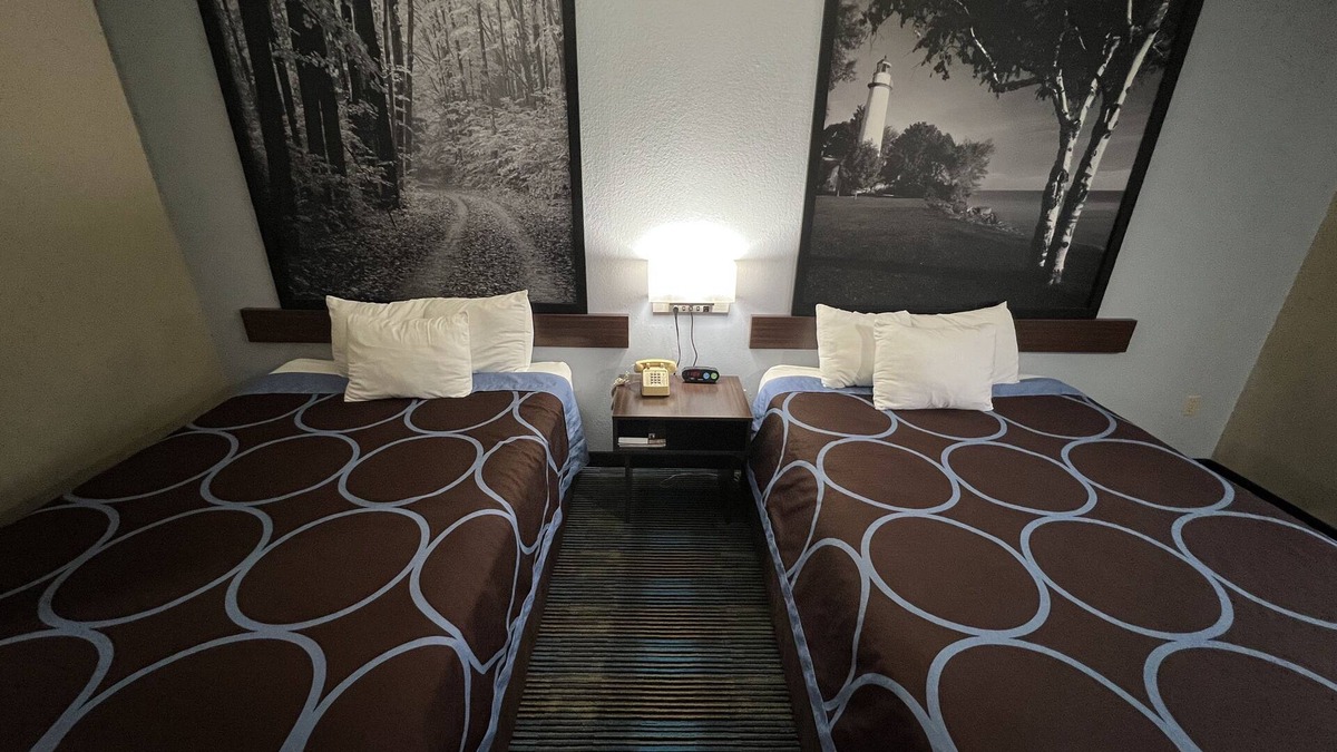 Escanaba Hotel | Super 8 by Wyndham Escanaba