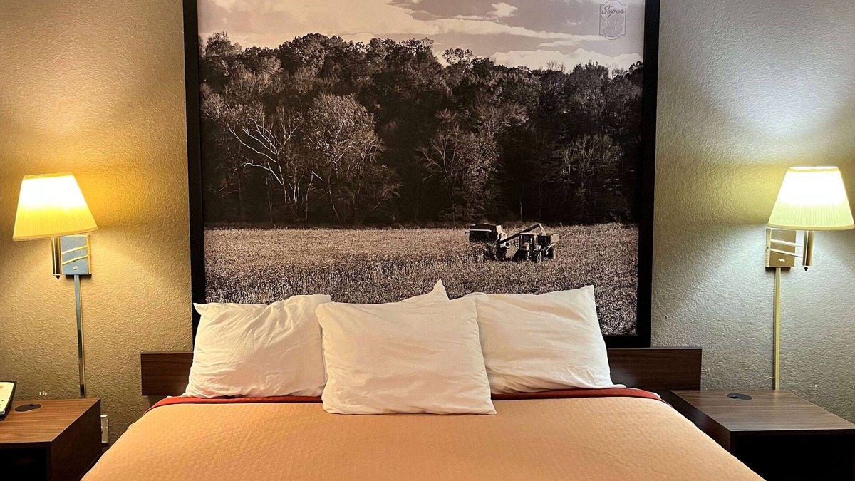 Haubstadt Hotel | Super 8 by Wyndham Evansville North