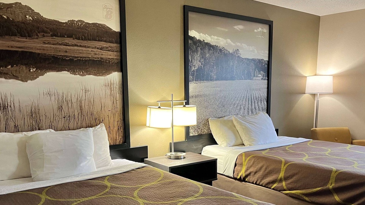 Gas City Hotel | Super 8 by Wyndham Gas City Marion Area