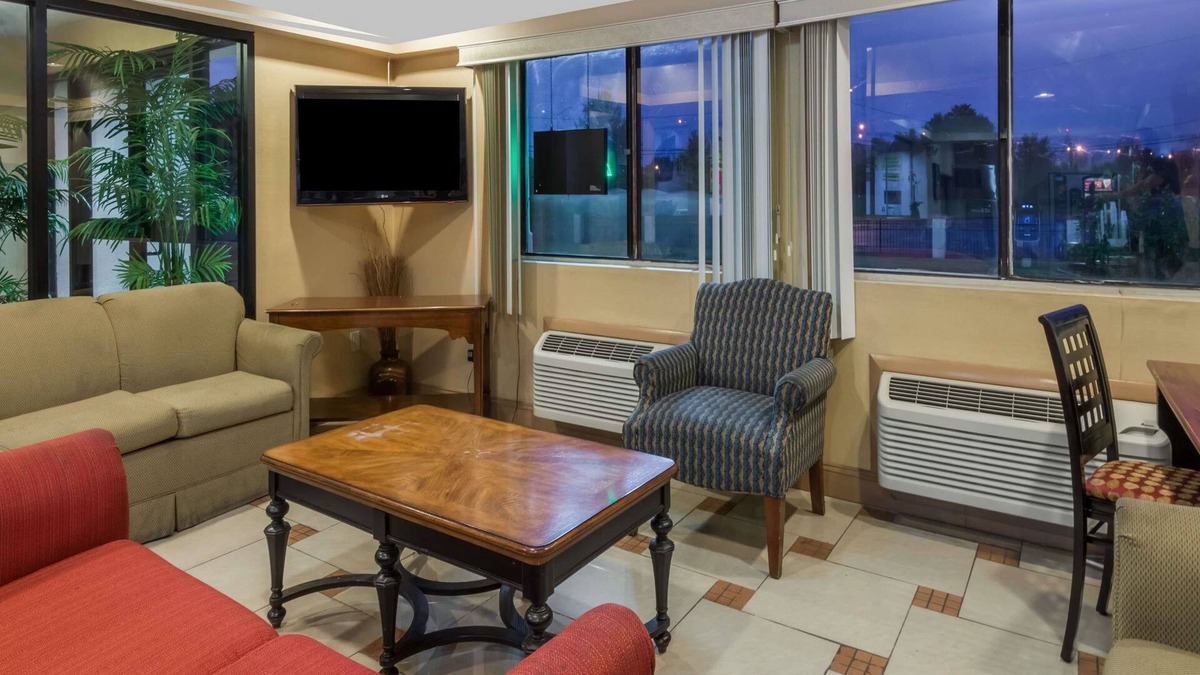 North Meadows Hotel | Super 8 by Wyndham Hartford