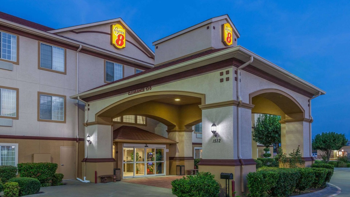Hillsboro Hotel | Super 8 by Wyndham Hillsboro TX