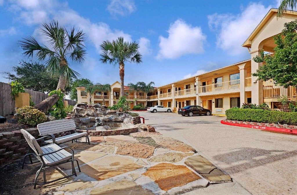 Southbelt/Ellington Hotel | Super 8 by Wyndham Houston Hobby Airport South