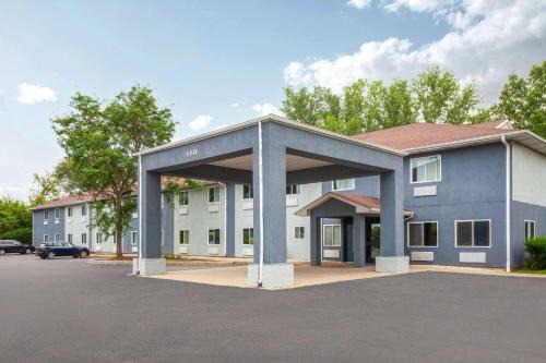 McHenry Hotel | Super 8 by Wyndham McHenry Fox Lake Area