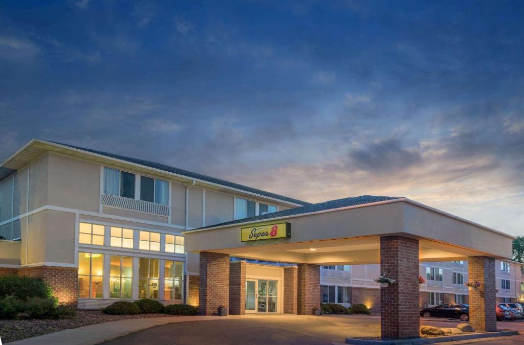 Menomonie Hotel | Super 8 by Wyndham Menomonie WI
