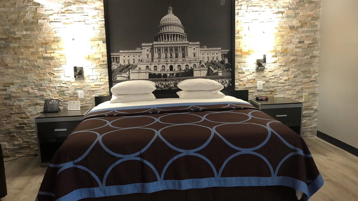Moberly Hotel | Super 8 by Wyndham Moberly MO