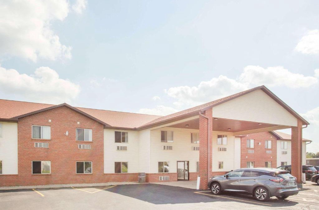 Monmouth Hotel | Super 8 by Wyndham Monmouth IL