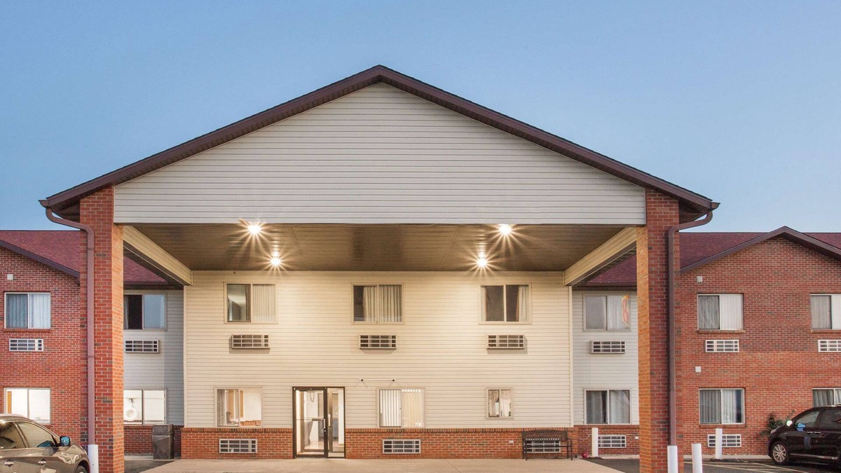 Monmouth Hotel | Super 8 by Wyndham Monmouth IL