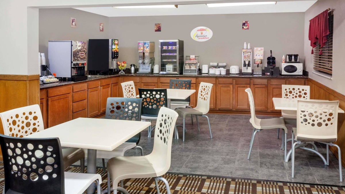 Muscatine Hotel | Super 8 by Wyndham Muscatine
