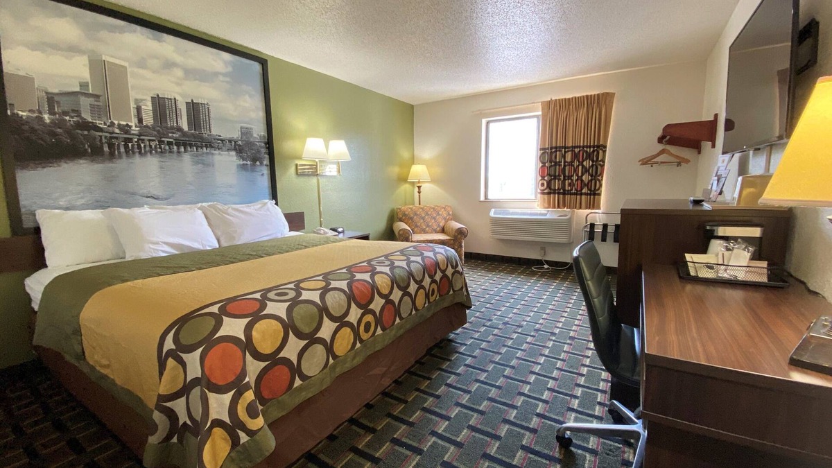 Newport News Hotel | Super 8 by Wyndham Newport News/Jefferson Ave.