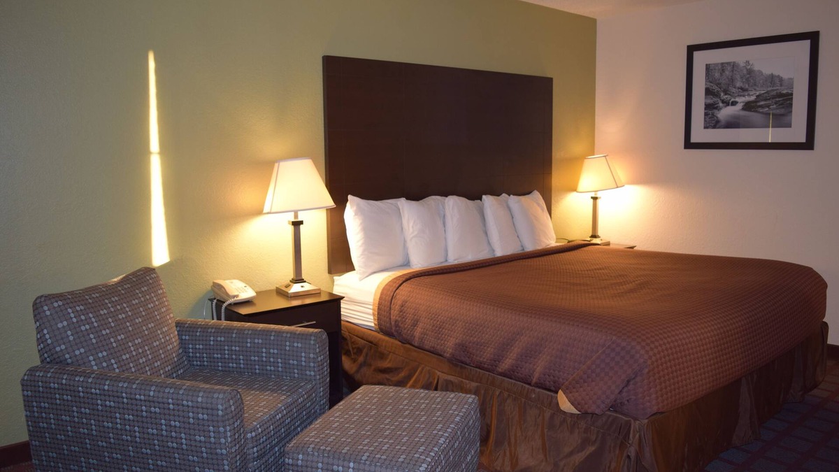 Saginaw Hotel | Super 8 by Wyndham Saginaw