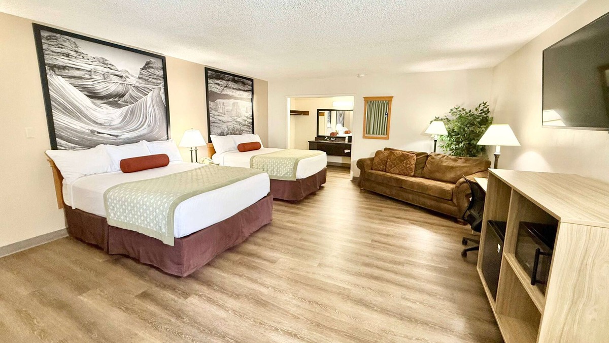 Salina Hotel | Super 8 by Wyndham Salina/Scenic Hills Area