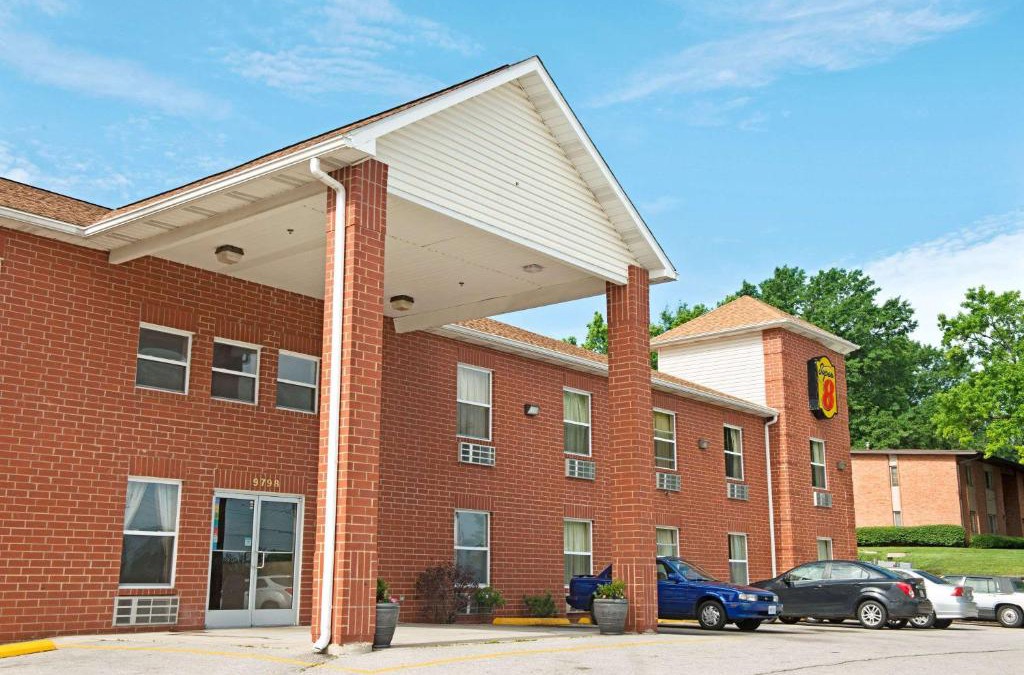 Breckenridge Hills Hotel | Super 8 by Wyndham St. Louis Airport