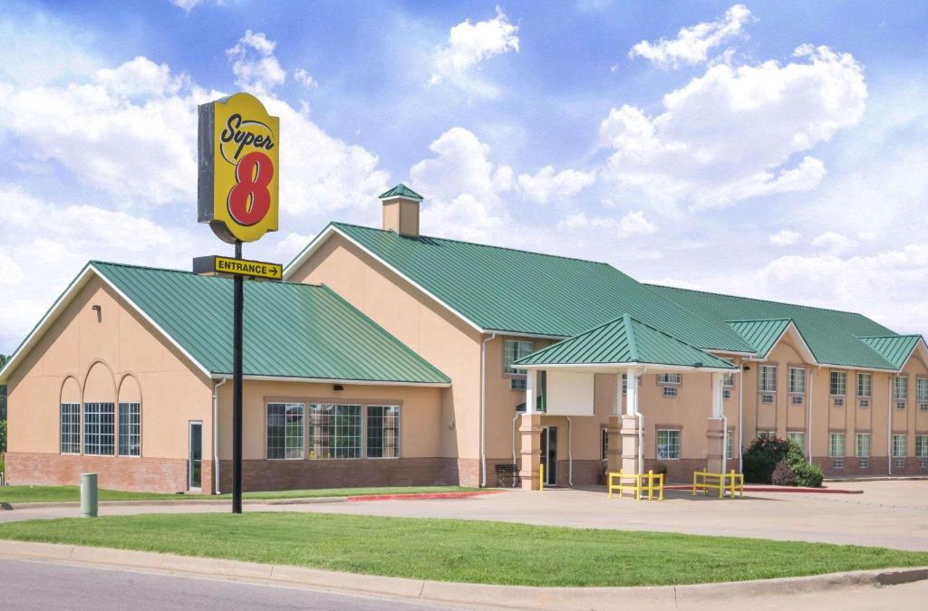 Winfield Hotel | Super 8 by Wyndham Winfield-Quail Ridge Area