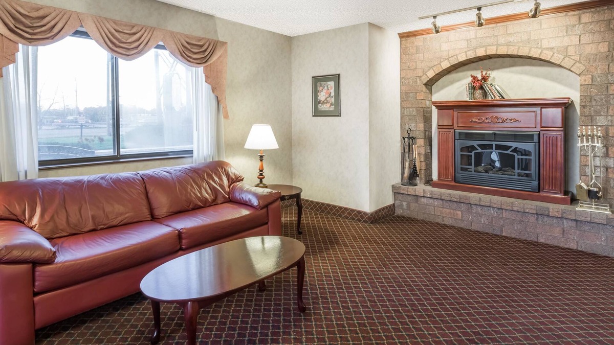Woodstock Hotel | Super 8 by Wyndham Woodstock