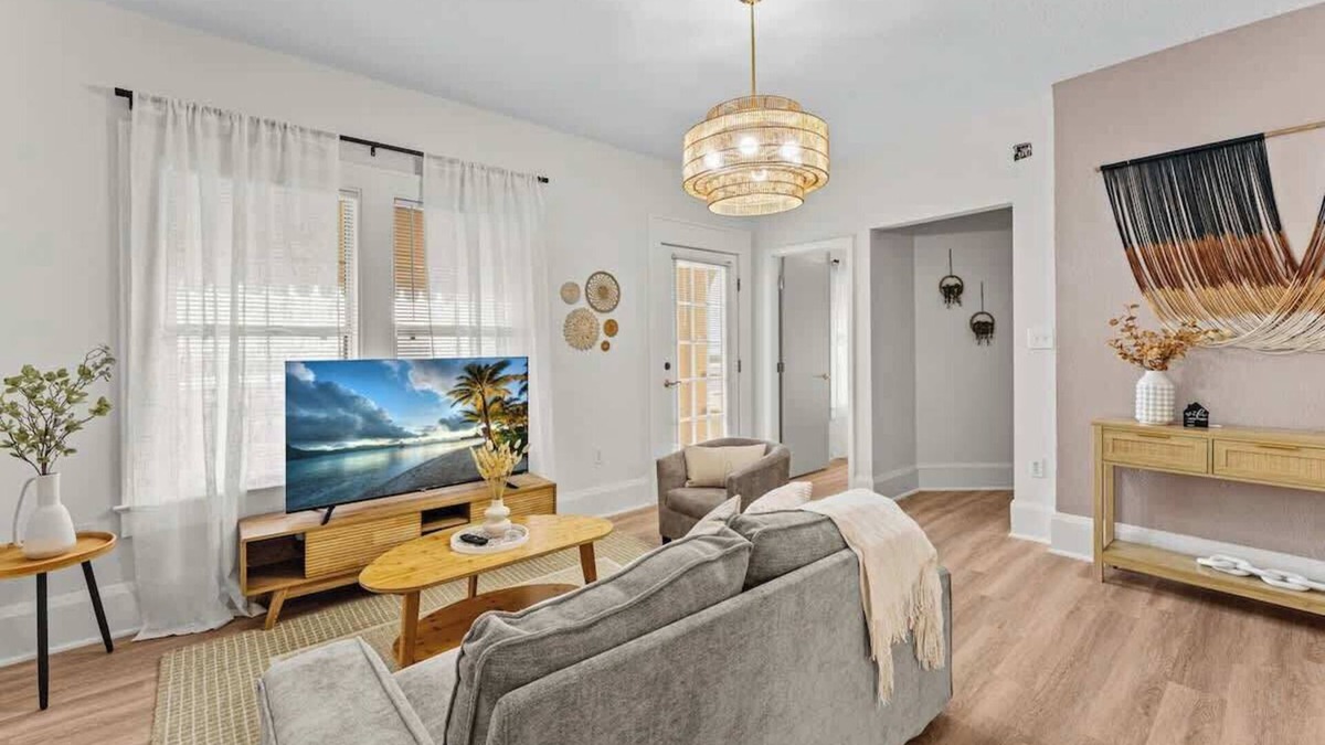 Historic Downtown Kissimmee House | SUPER BOHO – Waterfront Retreat w/Fishing & Views