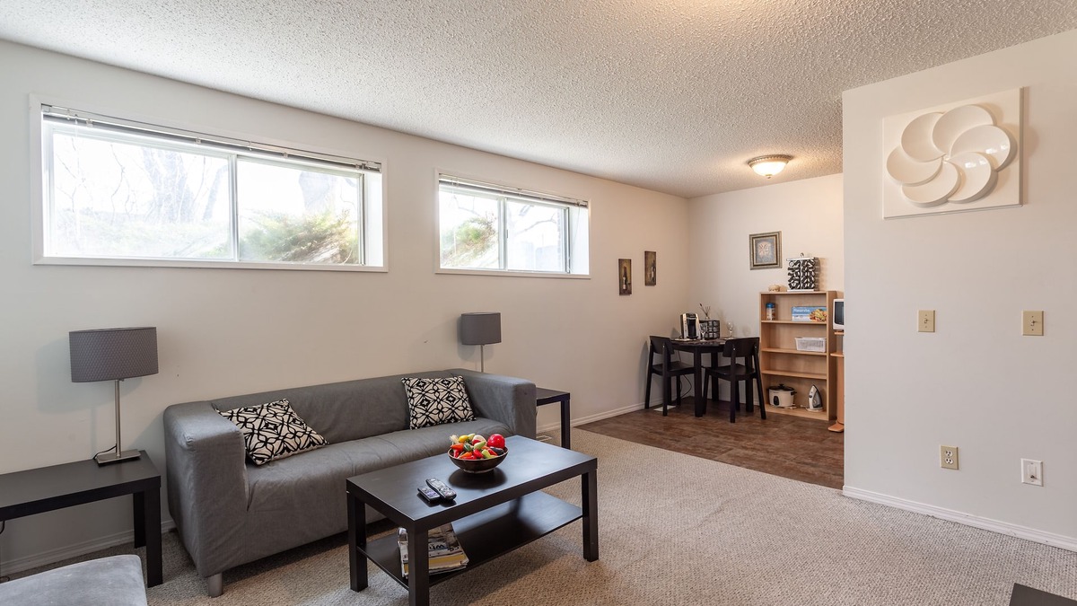 Crescent Heights House | Super Convenient Cozy Suite - Close to Downtown!