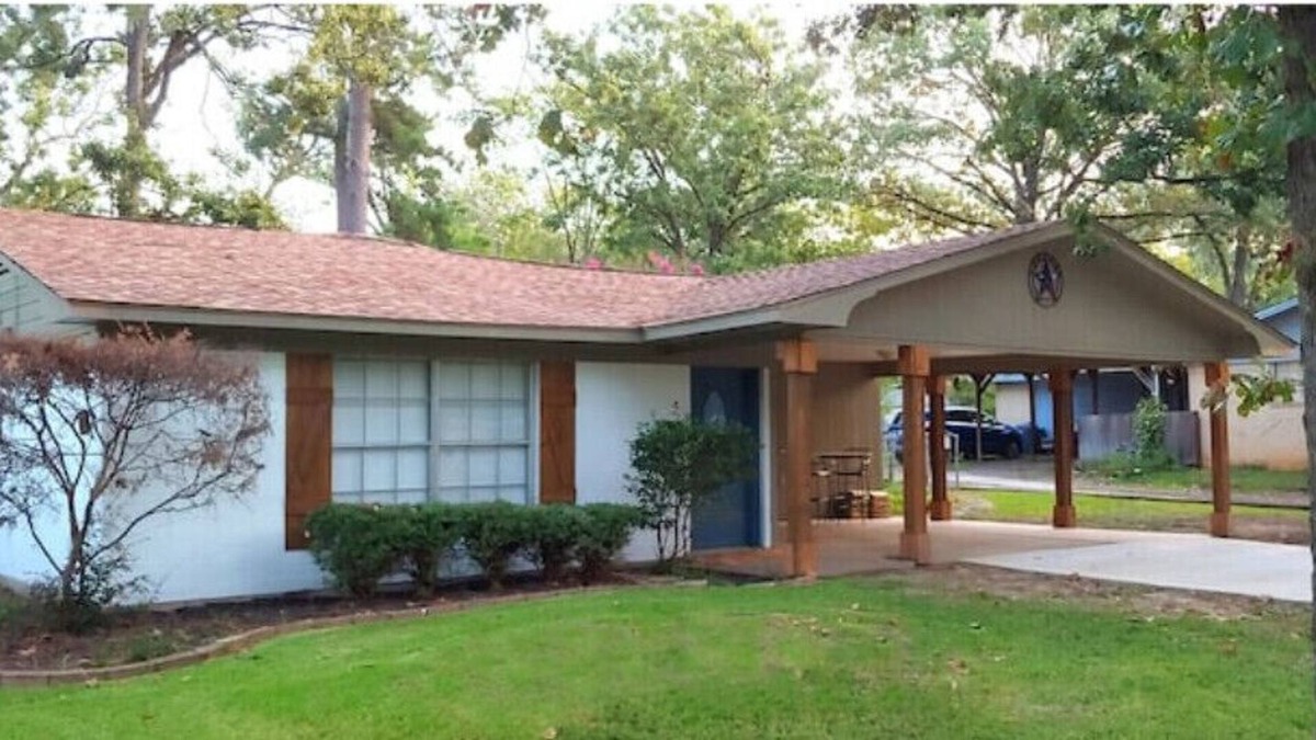 Longview House | Super Cozy Home, quiet setting, large, fun back yard in coveted North Longview