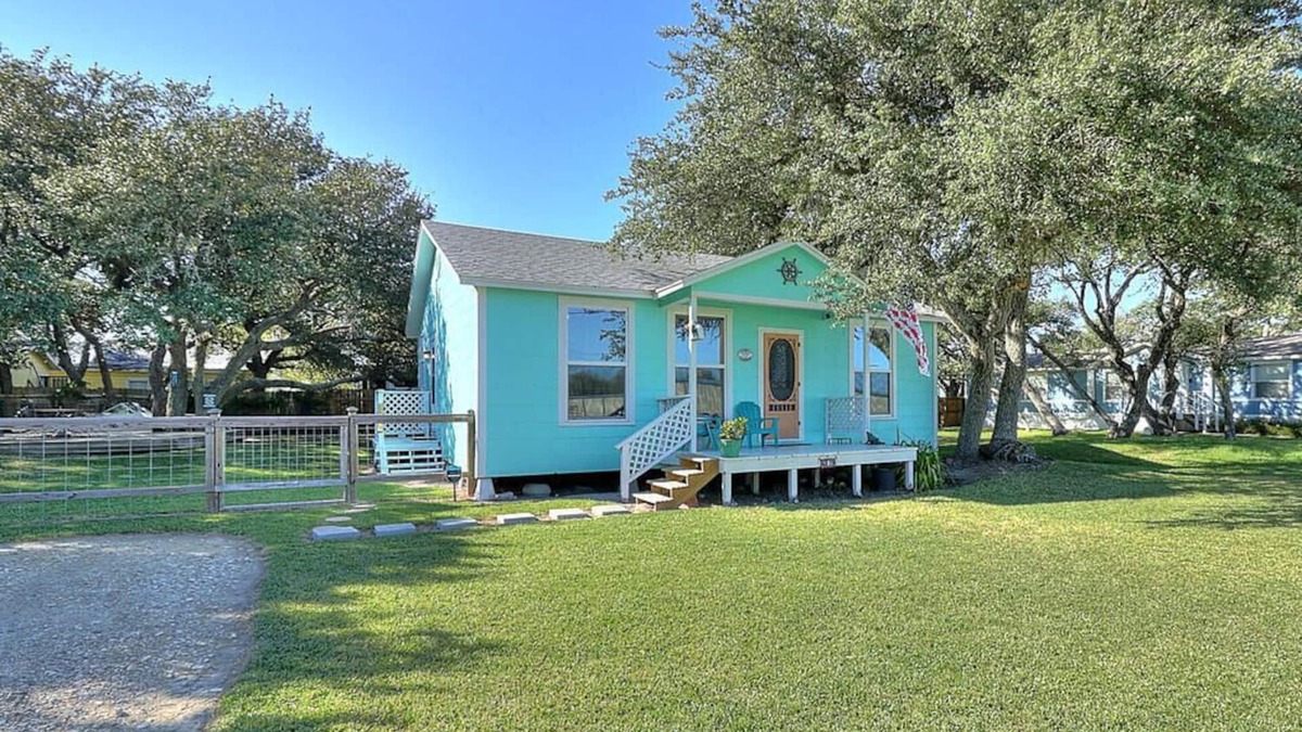 Fulton House | SUPER CUTE! COASTAL BEND COTTAGE! Book now-September, October, November dates!