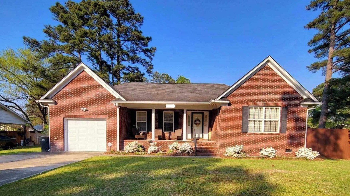 Pine Forest House | 🌟Super Cute & Comfy Charmer; Baby-Friendly; 7 miles to Ft Bragg🌟
