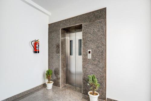 DLF Phase 1 Hotel | Super Hotel O Tasvi Stayz