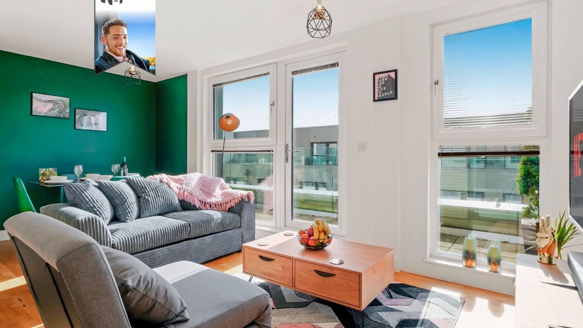 Stevenage Apartment | Super King Balcony Suite - Luxury, Eco, Fast Wi-Fi