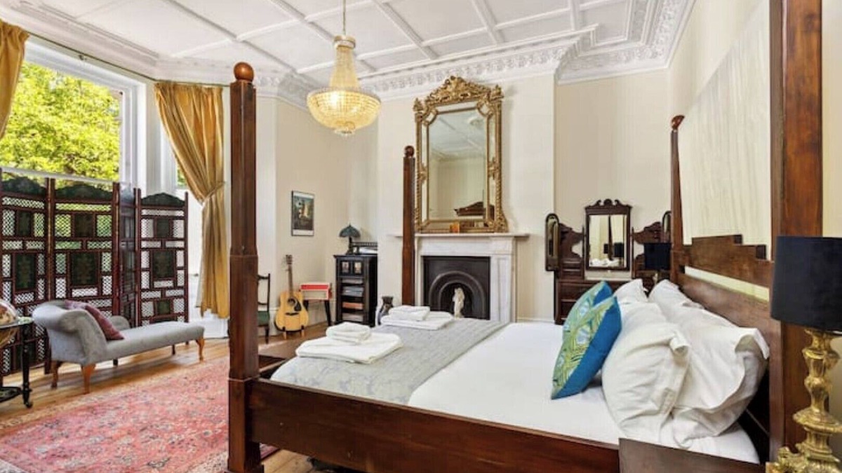 St Leonards-On-Sea Apartment | Super king four-poster bed nr beach. Family luxury