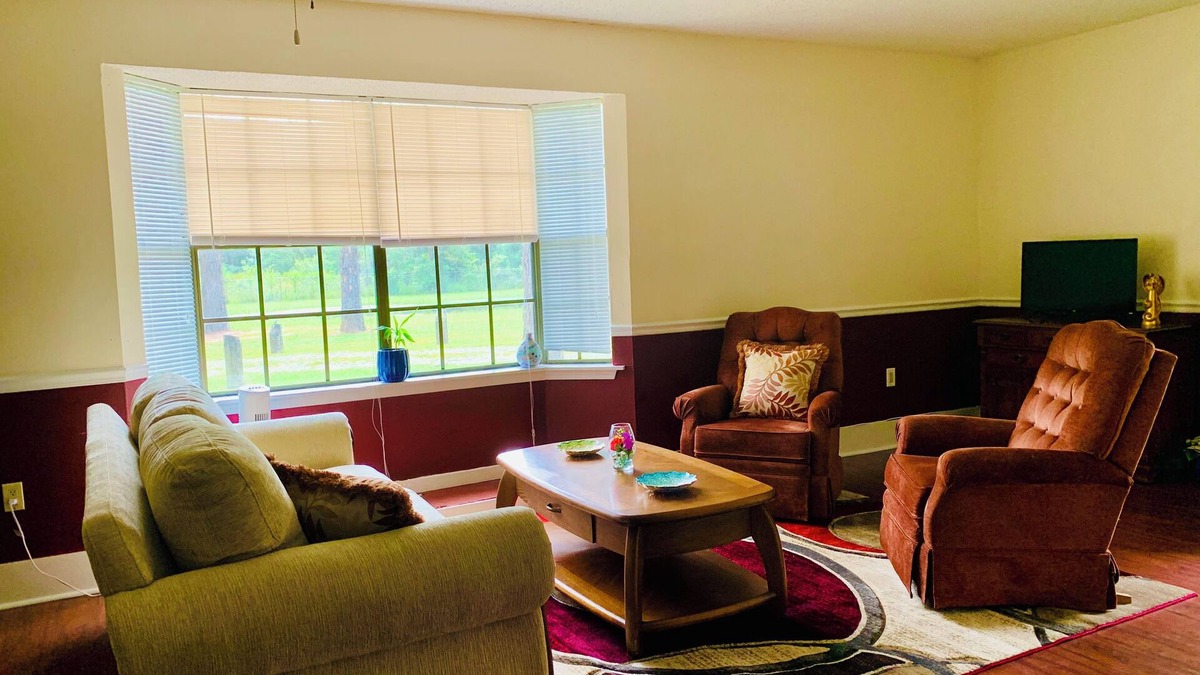 Lacombe Apartment | Super Safe and Quiet neighborhood with off road parking 30 day minimum