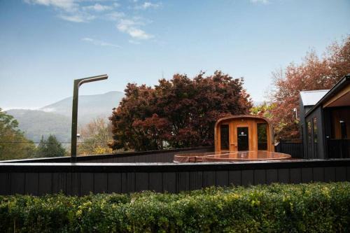 Warburton House | Super-Sized Luxury - Spa, Sauna, Steps to Trails