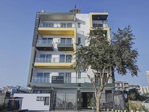 DLF Phase 5 Hotel | Super Townhouse Tipsyy Near Bestech Central Square Mall