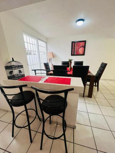 Queretaro House | Super zona comercial y cerca de todo