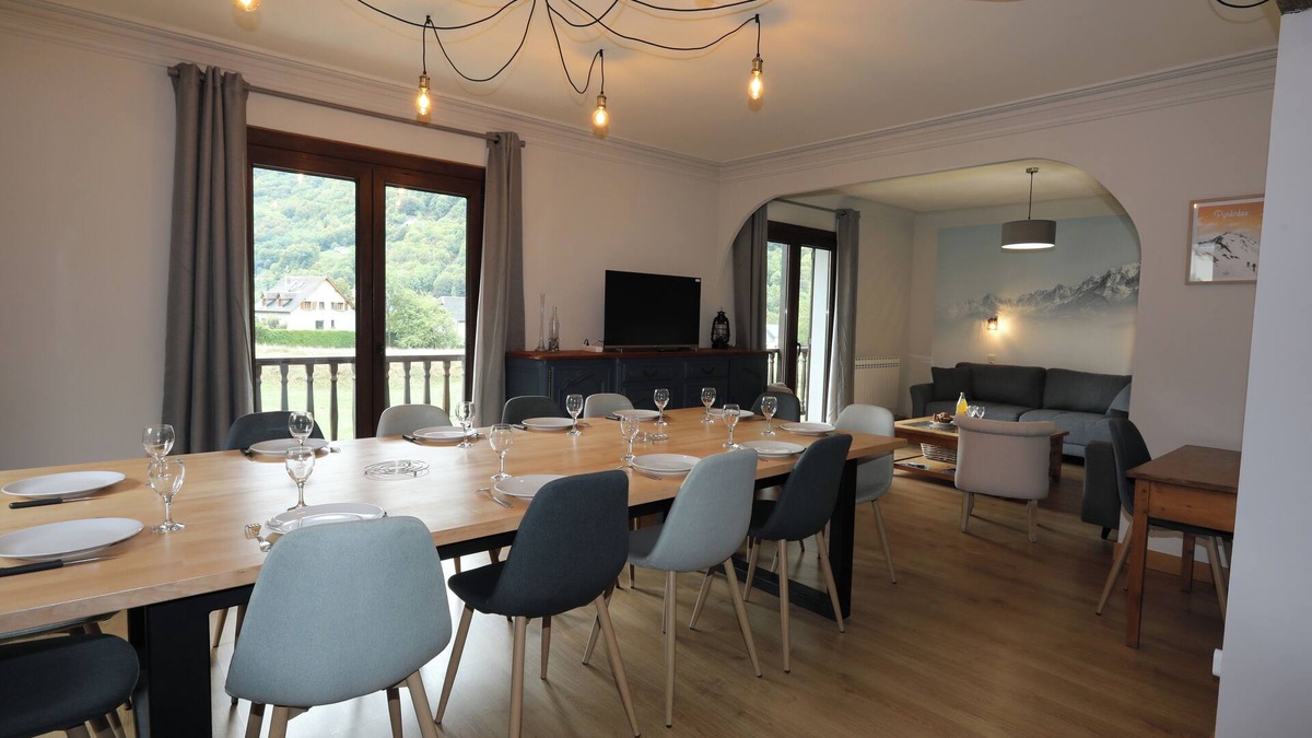 Luz-Saint-Sauveur Apartment | Superb 12-15 person apartment with garden