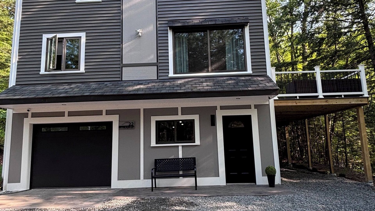 Jamaica House | Superb 3-bedroom house on the river - Fall for the Leaves, Stay for the Slopes!