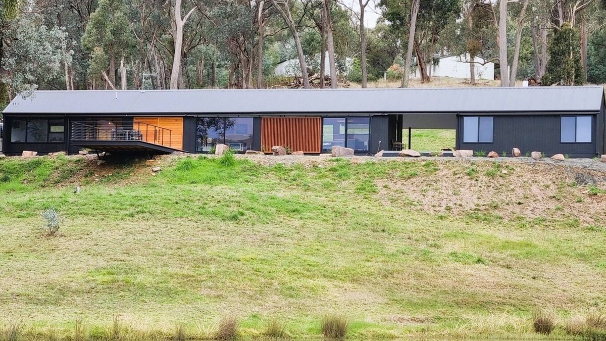 Mountain Bay House | Superb 3 bedroom villa overlooking dam and close to lake.