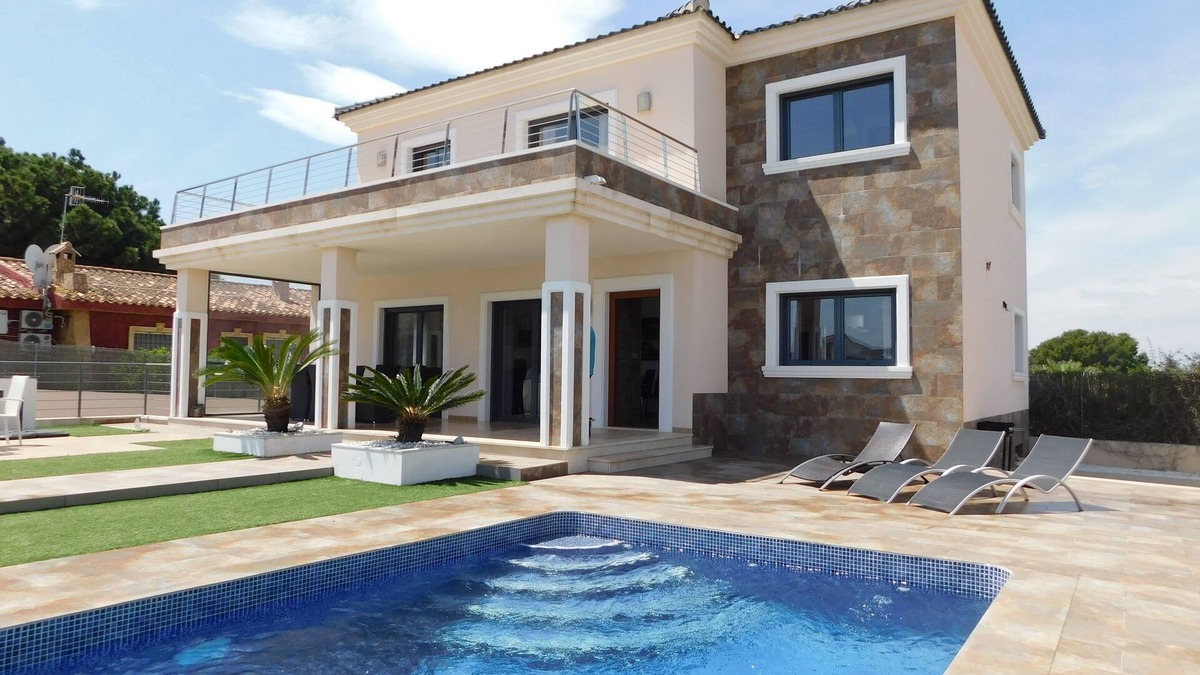 Los Balcones Villa | Superb 4/5 Bed 3 Bath Villa with Private pool & Garden Full Air Con, WIFI