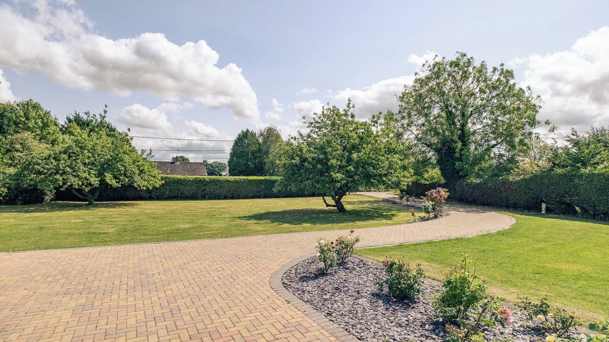 Witney House | Superb 4-bedroom house in Minster Lovell, sleeps 10.
