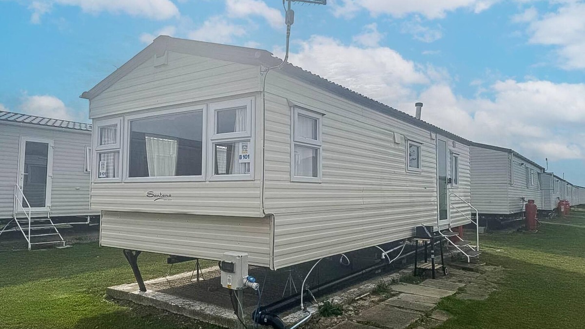 Leysdown-on-Sea House | Superb 6 berth caravan at Harts Holiday Park in Kent ref 74101B