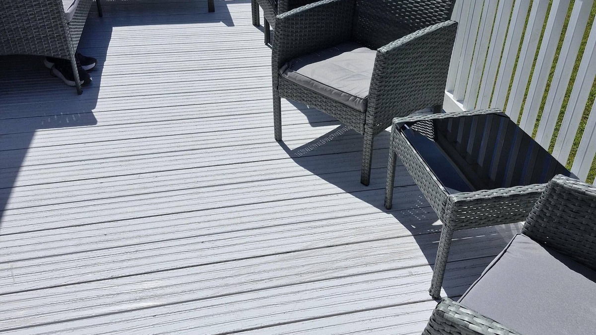 Kessingland House | Superb 8 berth caravan with decking at Kessingland Beach ref 90018BV