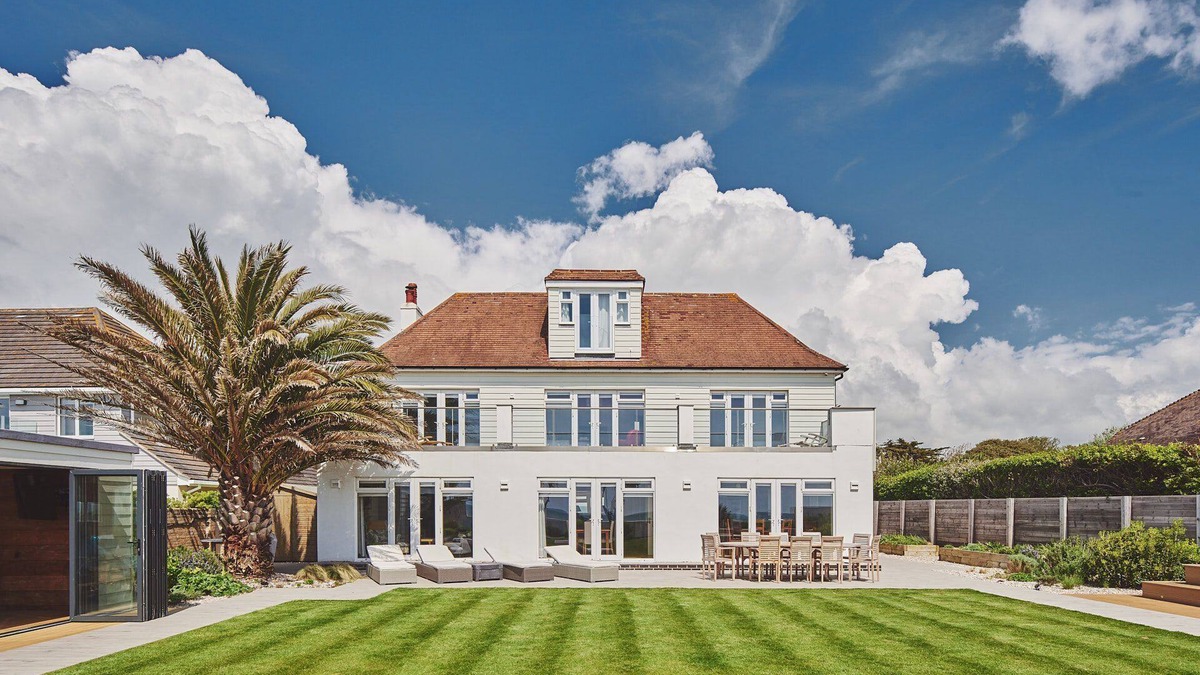 Middleton-on-Sea House | Superb beach house with beautiful garden with hot tub and private beach access