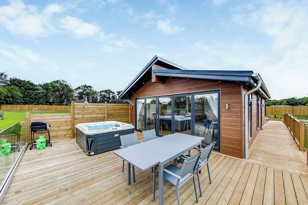 Laceby Ski Chalet | Superb bespoke lodge with two bedrooms sleeping up to four people.