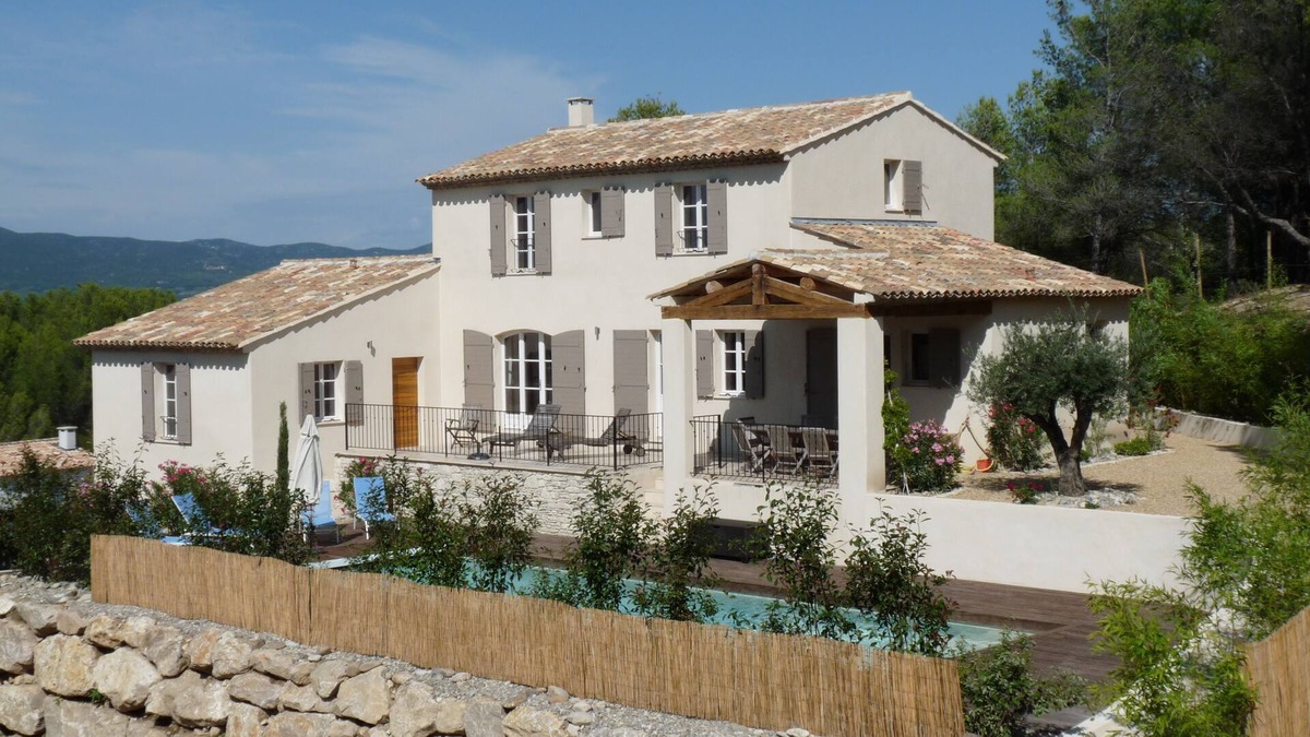 Mallemort Villa | Superb contemporary villa enjoying a magnificent view of the Luberon.