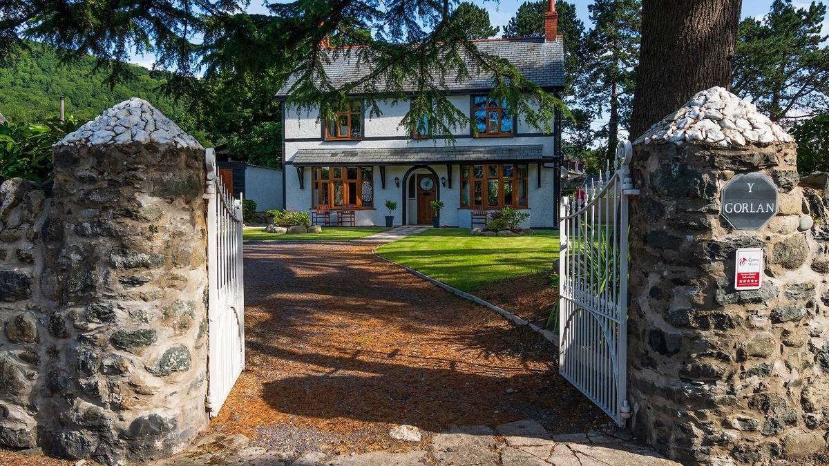 Rowen House | Superb family-friendly dwelling in Snowdonia National Park with mountain views