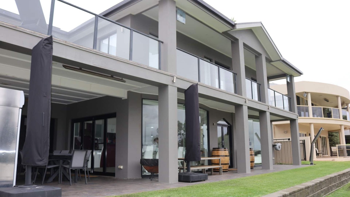 White Sands House | Superb house with direct river access.n 10 Guests Shared private pontoon