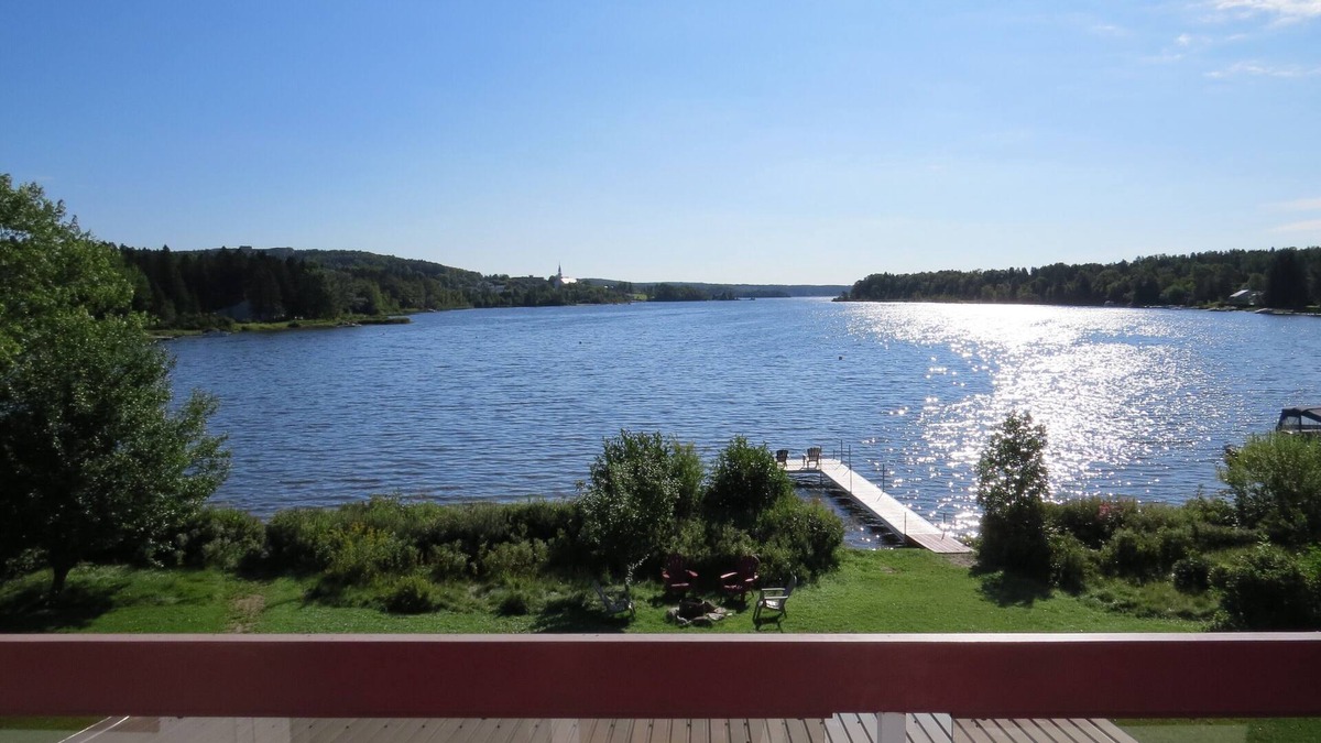 Lac-Etchemin House | SUPERB LAKEFRONT PROPERTY AND IDYLLIC SETTING FOR A MEMORABLE STAY