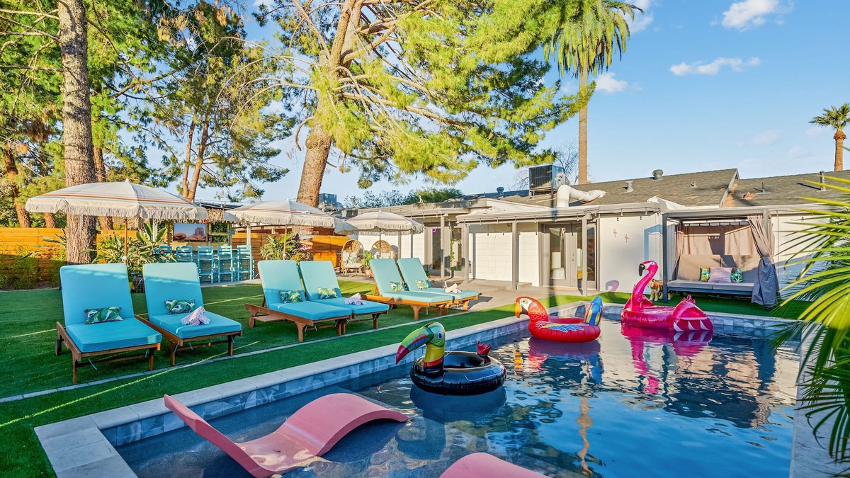 Arcadia Lite House | SUPERB LOCATION! Close to Superbowl & Scottsdale - Heated Pool- TikiBar & Gym
