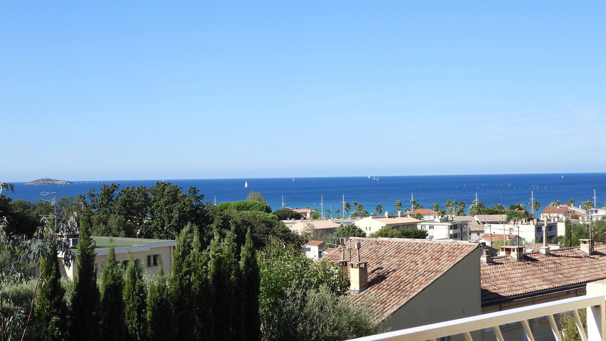Six-Fours-les-Plages Apartment | Superb sea view over SANARY bay, spacious, quiet, terrace, air-conditioned, EVERYTHING ON FOOT