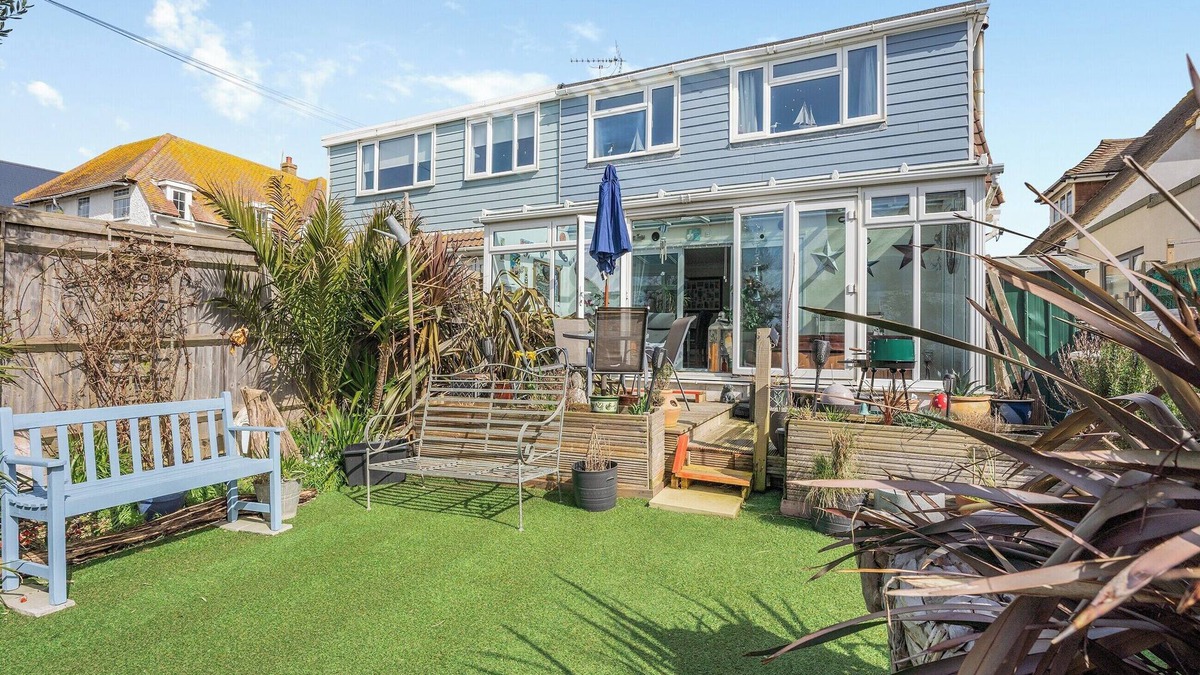 Seaford Cottage | Superb seaside house with sea views and proximity to local amenities.