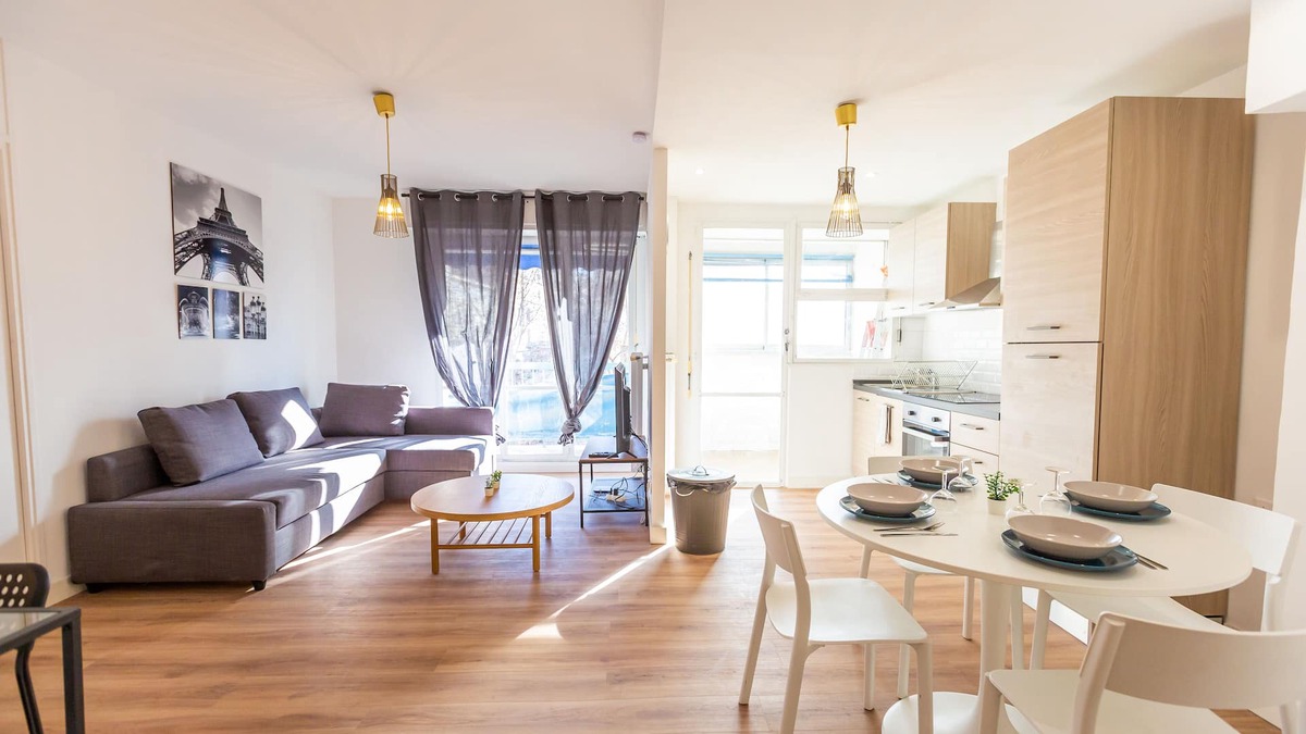 La Villette Apartment | Superb T4 Terrace Near Station / Joliette