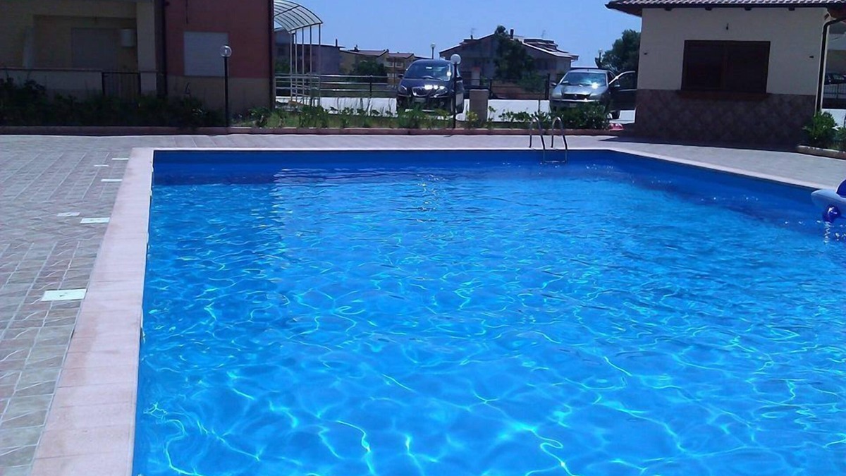 Marina di Caulonia Apartment | Superb top floor three bedroom apartment with communal pool