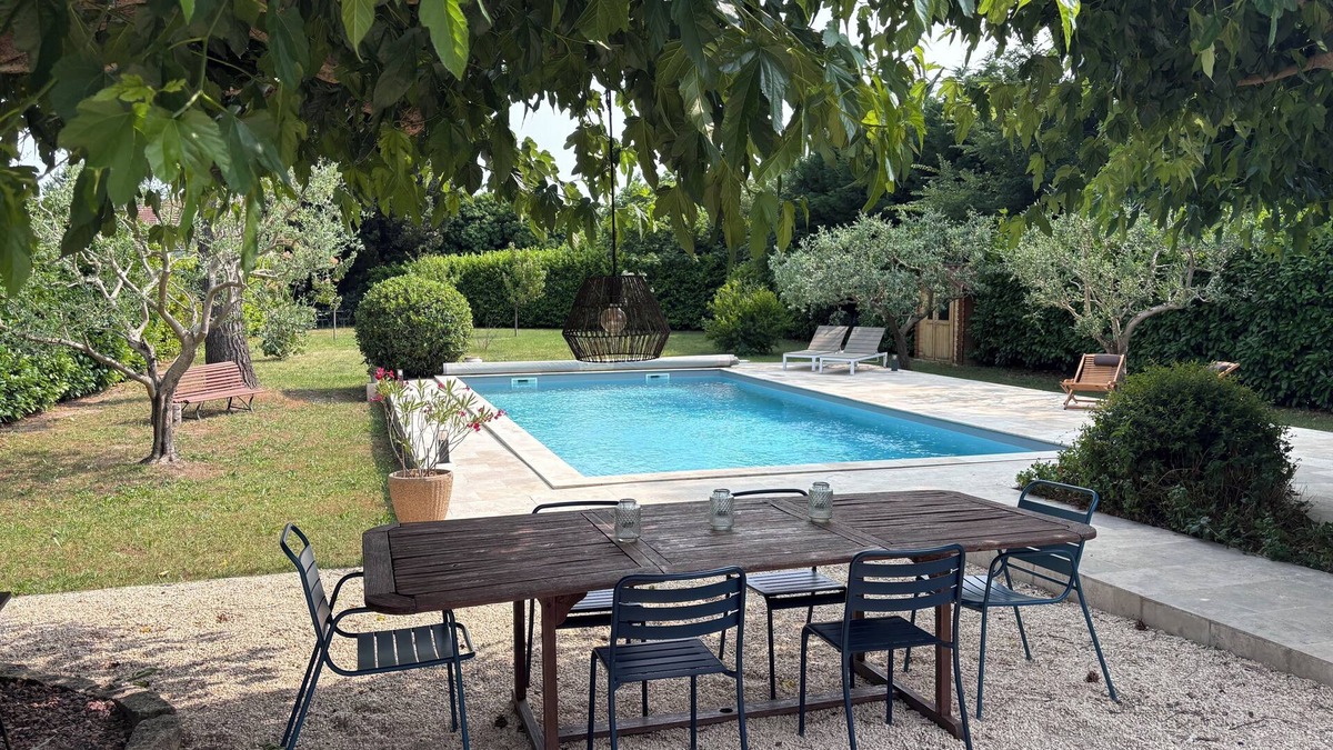 Vedene Villa | Superb villa near Avignon 4 bedrooms swimming pool large garden parking